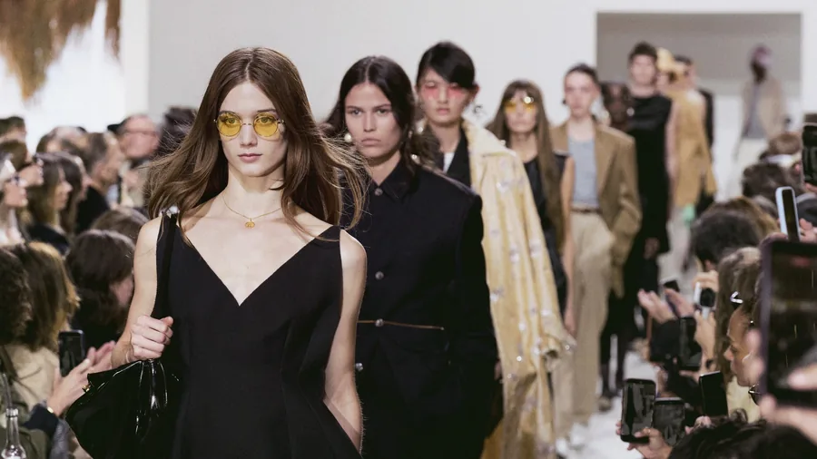 Show Celine Frühjahr-Sommer 2027: Models gemeinsam auf dem Laufsteg, vorn schwarze Looks