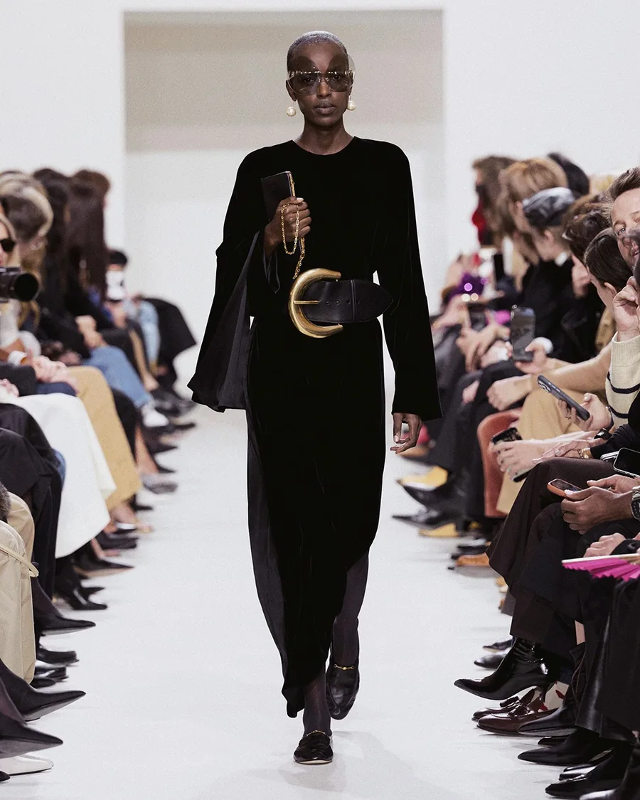 Schwarzer Look Celine Frühjahr-Sommer 2027 mit breitem Gürtel und Perlenkette auf dem Laufsteg