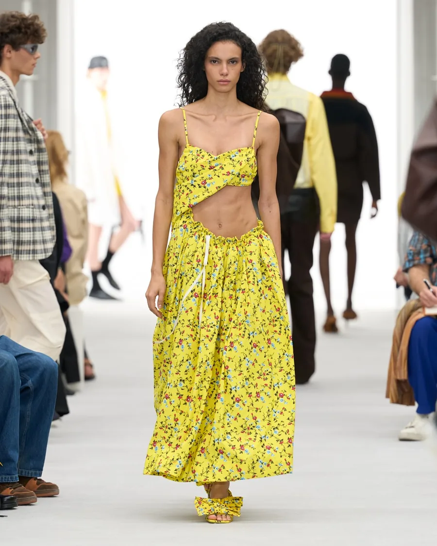 Look Loewe Frühjahr-Sommer 2027: gelbes Blumenkleid mit offener Taille auf dem Laufsteg