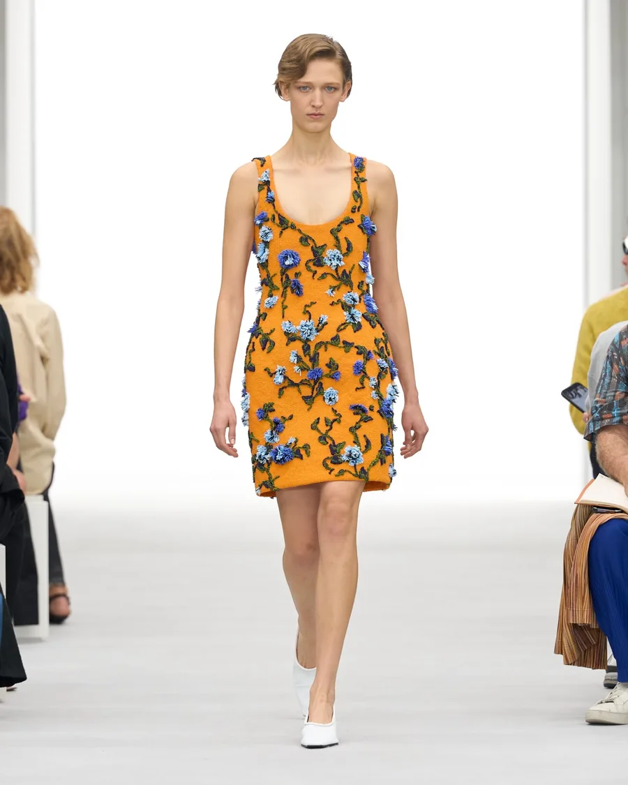 Look Loewe Frühjahr-Sommer 2027: oranges Kleid mit blauen Blüten auf dem Laufsteg