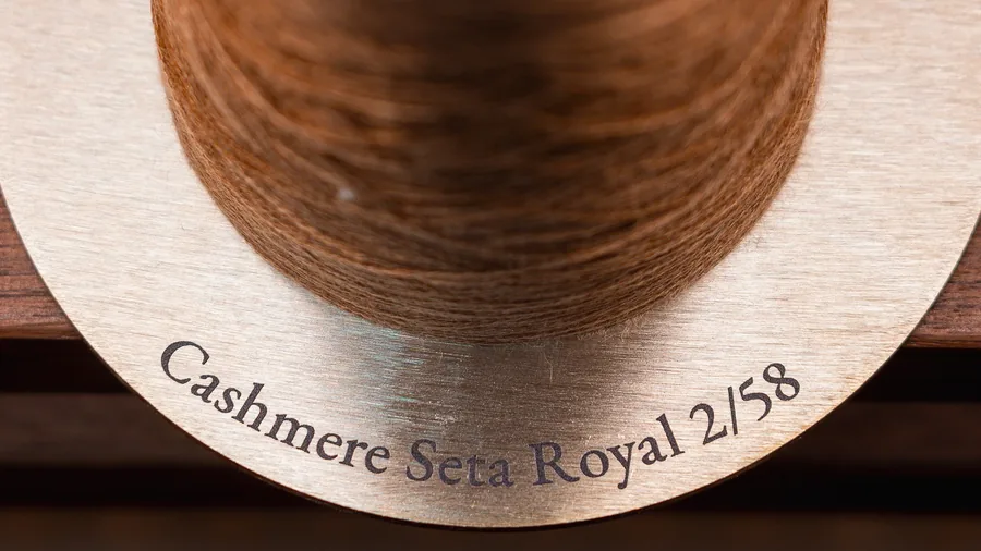 Garnkonus von Loro Piana auf einem Messingteller mit der Gravur Cashmere Seta Royal 2/58